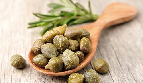 Kapari bitkisinin turşusu çayı marmelatı veya reçeli yapılırken turşusu özellikle garnitür şeklinde veya salatalarda kullanılmaktadır Reçeli ve marmelatı ise genellikle tatlılarda krema sos ve süsleme amacıyla kullanılır Kapari çayı ise özellikle karaciğer ve mide rahatsızlıklarında oldukça faydalıdır