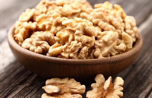 Ceviz yüksek oranda omega 3 içermektedir Bazı uzmanlara göre günde 3 4 ceviz yemek günlük omega 3 ihtiyacı için yeterli olacaktır