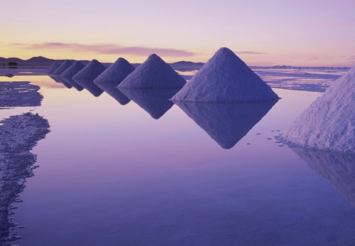 Salar de Uyuni Bolivya 10 bin km kareden fazla bir alanı kaplayan bu alan dünyanın en büyük tuz ovasıdır Yağmur mevsiminde çevredeki göllerden taşan sular ovayı bastığında eşsiz bir görüntü oluşur Bölge ayrıca lityum bakımından da oldukça zengindir