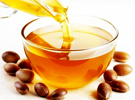 Argan Yağı Argan Ağacından elde edilmektedir Ülkemizde son birkaç yıldır bilinmesinin nedeni ise yurdumuzda yetişmiyor olması olabilir Sadece Fas ın güneybatı bölgesinde yetilmekte olan Argan ağacı 10 metreye kadar uzayabilmekte ve 150 ile 200 yıl arasında yaşamaktadır Küçük ve sarı ile yeşil renk çiçekleri bulunan Argan Ağacı Fas zeytin ağacı olarak da adlandırılmaktadır