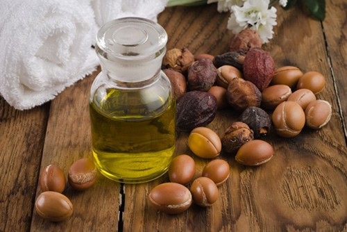 Ciltte ki hücrelerin kendisini yenilemesini sağlar Argan yağının diğer bir özelliği ise cildi nemlendirmesidir Yüz ve boyun dahil olmak üzere vücudun bütününde kullanılabilir