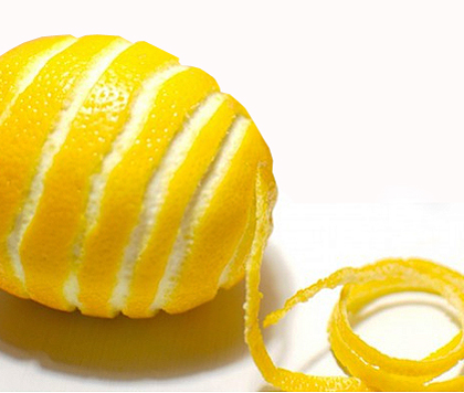 Limon Kabukları Çıkmak Bilmeyen Lekelerden Kurtulmanızı Sağlar Limonun kabuklarını yemeklere ve tatlılara aroma vermek için rendelemenin yanı sıra kesme tahtası gibi mutfak malzemelerinin temizliğinde de rahatlıkla kullanabilirsiniz Çaydanlık gibi ürünlerdeki lekeleri de limon kabuğuyla ovarak çıkartabilirsiniz