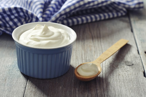 Protein açısından zengin olan yoğurdu farklı şekillerde kullanarak tüketebilirsiniz 150 gramında 15 20 gram protein bulunmaktadır