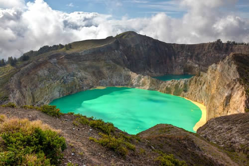 Kelimutu Krater Gölü Endonezya Kelimutu yanardağının tepesinde her biri farklı renkte olan üç krater gölü vardır Göller mevsimine göre mavi yeşil kırmızı siyah kahverengi ve beyaz renklere bürünür Her biri farklı sıcaklıktaki bu göllerin kimyasal yapıları da tamamen farklıdır