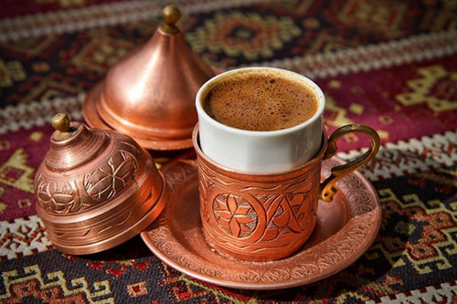 Yoğurtlu Türk Kahvesi için ilk olarak bir fincan sade pişirilmiş Türk kahvesi gerekli