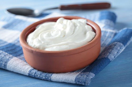Daha sonra bir blendera bardağımızın miktarı kadar buz 1 yemek kaşığı süzme yoğurt
