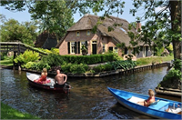 Köyün etrafı kanallarla çevrili ve ulaşım sadece motorlarla sağlanıyor