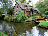 İrili ufaklı 180 in üstünde köprünün bulunduğu köyün nüfusu 3 binin altında Her yıl turist akınına uğrayan bu köye ulaşmak için elektrikli motora izin var Yakıtlı motor da tıpkı araba gibi yasak