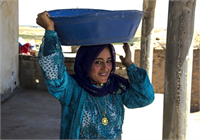 Tarım işçisi kadınlar aynı zamanda göçe hazırlık yapıyorlar Hasat dönemlerinde sayıları 2 milyona ulaşan minibüs ve kamyon kasalarında çoluk çocuk kadın erkek genç yaşlı üst üste yüzlerce kilometre yol kat ettikten sonra gelen mevsimlik işçiler gün doğumundan gün batımına kadar günde 12 14 saat güneş altında çalışıyor Fotoğraf Aytaç Aykut