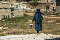 Tarım işçisi kadınlar bir yandan göçe hazırlık yaparken diğer taraftan çocuklarına da bakmak zorunda Bu yolculukta meydana gelen kazalarda yüzlerce işçi hayatını kaybederken yüzlercesi ise yaralanıyor Fotoğraf Aytaç Aykut