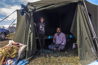 Göç ettikleri yerde ise onları birçok sıkıntı bekliyor Eskişehir in Alpu yolu girişinde Sevinç Cumhuriyet Köylerinde bulunan çadır kentler bunlardan sadece birkaçı Fotoğraf Aytaç Aykut