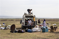 Uzun ve yorucu bir yolculuğun ardından yerleşme zamanı geliyor Bu bölgede yaşayan mevsimlik tarım işçilerinin tamamını Şanlıurfa dan gelen Arap kökenli vatandaşlar oluşturuyor Urfa dan gelen mevsimlik işçilerin çoğunluğu eğitimsiz vasıfsız olarak günde 25 30 TL karşılığında zorlu yaşam şartlarında hayata tutunmaya çalışıyor Fotoğraf Aytaç Aykut