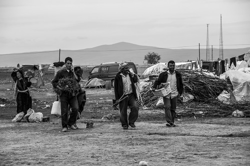 Güneşin batışına kadar tarlada çalışan tarım işçileri çadır alanına dönerlerken yüzlerindeki rahatlama görülüyor Birçoğunun sosyal güvencesi bulunmuyor Fotoğraf Aytaç Aykut