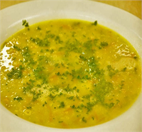 PIRASALI MANTAR ÇORBASI 3 pırasa 1 küçük havuç 1 kase mantar 3 diş sarımsak 3 kırmızı biber 1 limon suyu 1 yemek kaşığı fesleğen Malzemeyi 10 dakika kaynatıp içerek tok ve zinde kalabilirsiniz