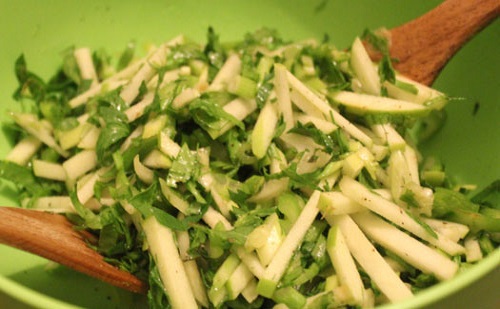 REZENE SALATASI 1 adet rezene kökü yarım demet tere 3 dal taze soğan 1 kaşık hardal 2 yemek kaşığı zeytinyağı 1 diş sarımsak yarım limon ekleyerek müthiş bir öğlen yemeği hazırlayabilirsiniz
