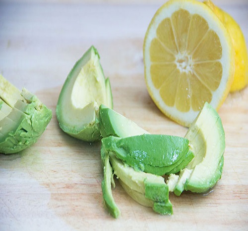 AVOKADO Çeyrek avokado bir tutam karabiber 1 kaşık zeytinyağı 1 kaşık limon suyu yağları yakar