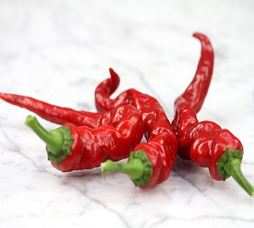 ACI KIRMIZI BİBER Kırmızı biberin içinde bulunan capsaisin metabolizmayı hızlandırıcı etkisi mevcuttur Ancak bu etki tüketildiği andan itibaren 3 4 saat sürer