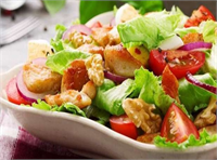 Salata Öğünlere koca bir k se salata ile başlamak veya öğün içerisinde bolca salata tüketmek öğünde alınan kaloriyi azaltabilir Sebzeler yüksek posa yoğunlukları ile midede yer tutarak daha çabuk doymamıza yardımcı olmaktadır İçerisine dereotu ve taze kırmızı biber ekleyerek tok kalma sürecinizi arttırabilirsiniz