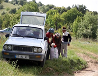 Güllerin eşsiz kokusu arasında bahçelere gelenler günün ilk ışıklarıyla gül toplamaya başlıyor Yeterli büyüklüğe ulaşmış güllerin hasadınıöğleden önce yapan üreticiler çuvallara doldurdukları gülleri bölgedeki alımmerkezlerine götürüyor