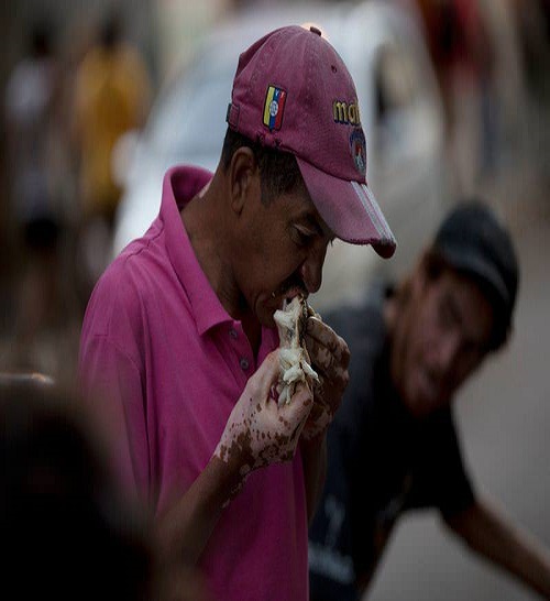 İsyan eden halk Venezuela Devlet Başkanı Nicolas Maduro nun istifa etmesi için günlerdir başken Karakas sokaklarında polisle çatışıyor