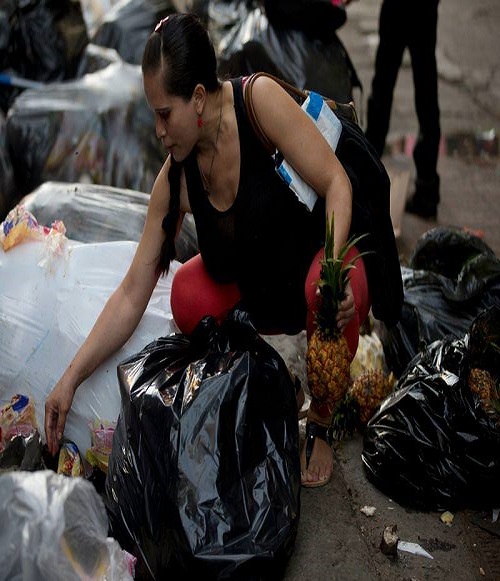 Venezuela da yaşanan ekonomik kriz her geçen gün derinleşiyor Artan fiyatlar halkı iyice zorlarken mali sorunlar artık siyasi bir krize de dönüşmüş durumda