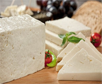 Beyaz peyniri kendi suyunda saklayın Beyaz peynir ambalajı açıldıktan sonra salamura suyu denen içme suyuna yemek tuzu ilavesiyle yapılmış sıvının içinde uzun zaman besin değerleri ve lezzetini kaybetmeksizin saklanabilir Böylece peynirin olgunlaşma süreci de devam eder Özellikle beyaz peynir ve türevleri oksijenden uzak tutulmalıdır Beyaz peynir türevi peynirler salamura suyunun içinde saklanmalıdır Beyaz peyniri keserken bıçağı ıslatmanız düzgün kesmenize yardımcı olur