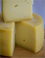 Kaşar Peyniri Streç film ile sarmak kaşar peyniri ile streç film arasında oluşacak nemi arttıracağı için kaşar peyniri küflenebilir Peynir dilimlere ayrılmadan saklanmalıdır böylece dış ortamla teması en aza indirilebilir Kaşar peyniri ve türevleri rutubetten uzak ortamlarda saklanmalıdır