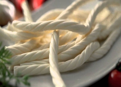 Burgu Peyniri Tamamen salamura suyunun içinde saklanmalıdır Örneğin burgu peynirleri ihtiyaç kadar alındıktan sonra kalan kısmı yine ambalajı içinde ve kendi suyu içinde muhafaza edilmelidir Böylece hem ürün su kaybederek kurumayacak hem de Burgu peynir kısa sürede bozulmayacaktır