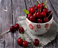 Kirazın kan sulandırıcı etkisi var A C K vitaminleri ile potasyum fosfor ve kalsiyum minerallerinden zengin olan kiraz ödem söktürmesinin yanı sıra vücudu zehirli maddelerden temizliyor böbrek taşı ve kum yapımını önlüyor menopoz döneminde strese iyi geliyor Ancak aspirin etkisi yaratarak kanı sulandırması nedeniyle kan sulandırıcı ilaç kullananlar çok dikkat etmeli 1 porsiyon kiraz 15 taneye denk gelirken gün içinde bu miktar geçilmemeli