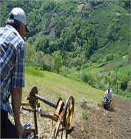Aslan Aktepe de geliştirdikleri sistem sayesinde 3 günde sürülen tarlayı 2 saatte sürdüklerini ifade ederek Düzenek olmasaydı burayı 3 4 günde anca çapalardık Şimdi 2 saatte yapıyoruz Bunu kullanmak için iki kişi yeter fazla adama da gerek yok Arkadaşımla birlikte atıl durumdaki arabanın şanzımanını aldık yanına da bir tane dinamo aldık daha sonra montajını yaparak bu hale getirdik Çok memnunuz Çevreden çok talep var gelin bizim de bahçemizi sürün diye Biz bir araya gelerek fikirlerimizi birleştirdik Hepsini kendimiz planladık Devlet bu tip çalışmalarımıza hibe desteği verirse biz bu işi yaygınlaştırırız ve yöredeki vatandaşlara da yardımcı oluruz Tarımın zor olduğu bu yörelere devlet bu şekilde destek olmalı şeklinde konuştu