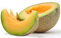 Kavun içeriğinde bulunan beta karotin özellikle sık güneşlenen kadınların cildini güzelleştirir ve bronzlaştırır Serotonin mutluluk Hormonu içeren kavun Gün boyunca enerji depolamanızı geceleri de rahat uyumanızı sağlar Dikkat Etli ve yağlı yemeklerden sonra kavunu eğer direkt olarak tüketirsiniz mideyi ekşitir ağrı ve sancı verir