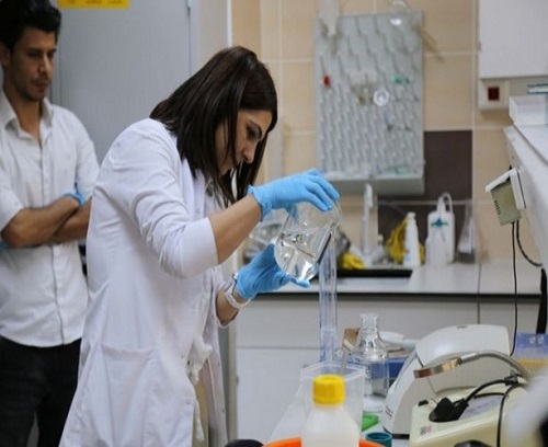 Alak sağlıklı gıdaya yönelik artan tüketici talepleri doğrultusunda özellikle organik ürünlerin tüketiciye sunumunda doğal ambalaj malzemelerine olan ihtiyacın arttığını belirtti Bu doğrultuda bilinen klasik açılıp içinden gıda ürününün çıkarılarak tüketildiği ambalajların yerine gıdayı üzerini bir film tabakası şeklinde sararak koruyan ve gıdanın tüketimi safhasında yenilebilen biyofilm malzemelerin öne çıktığını anlatan Alak tüm dünyada araştırmacılar tarafından doğal kaynaklı yenilebilir ve sağlıklı biyofilmler üzerinde çalışıldığını ifade etti