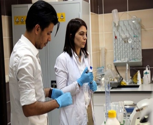 Alak biyofilm ambalajlamaların son zamanlarda önemli bir boyut aldığını vurgulayarak şunları kaydetti Artık insanlar güvenli gıda tüketimi kapsamında sentetik ürünlerle temas eden gıdaları tüketmekten çekiniyorlar İnsanların artık tükettiği her şeyi sağlıklı olduğundan emin olarak tüketme isteği var Artık ambalajlama dediğimiz zaman özellikle halk sağlığı açısından da önemli boyutta artı sağlayabilecek halkın çekinmeden tüketebileceği yenilebilir ürünlerin de bu ambalaja dahil edilebileceği sistemler karşımıza çıkıyor