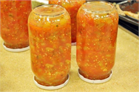 Daha sonra konservemizi ters çevirip bir süre bekletiyoruz Konservemizin kapağı içine çekiliyor Soğuduktan sonra karanlık bir yerde bekletiyoruz Bilinçsiz konserve yapımının daha önce zehirlenmelere sebep olduğunu duymuştum