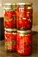 Evde konserve hazırlarken mutlaka cam kavanoz ve yeni kapaklar kullanılması gerektiğine dikkat çeken Dr Öztüfekçi kavanoz ve kapakların 15 20 dakika kaynatılarak steril hale getirilmesi gerektiğini ifade etti