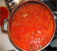 Konserve yapılacak meyve ve domates gibi gıdaların da 15 20 dakika kaynatılması gerektiğini vurgulayan Öztüfekçi et ve sebze gibi besinlerin 120 derece gibi yüksek ısıda düdüklü tencerede 20 25 dakika kaynatılması gerektiğini belirtti