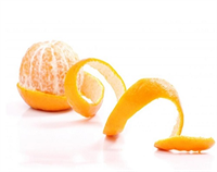 Önce kabukları iyice yıkayın ve beyaz kısmını kesip temizleyin Bir gün kadar kurumaya bırakın Sonra olabildiği kadar ince doğrayıp kurutmaya devam edin