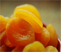 Kahvaltıda yine 3 adet kuru kayısı tüketmek gün boyu tüketilecek besinlerin ardından sindirimin dengelenmesine faydalı olacaktır Tatilde kilo aldım dememek için soğuk yeşil çay ve sıvı tüketin Bu sıvıların başında tabi ki su geliyor Günde 2 2 5 litreye bağlı su tüketimi kilo kontrolü için gereklidir