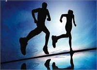 Tatilden kilo almadan hatta kilo vererek dönmek istiyorsanız çok hareketli olmanız gerekiyor Her yemekten belirli bir süre sonra yürüyüş yüzme kürek çekme sörf yapma bisiklete binme plaj voleybolu tenis dans gibi aktiviteler yapın Sistemli ve düzenli olarak günde bir saat kadar bu aktiviteleri yapmanız tatilin tadını çıkarırken günde fazladan 300 600 kalori yakmanızı sağlar