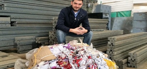 Gerardino Conceptos Plasticos Plastik Kavramlar ismini verdiği girişimle sadece plastiklerden kurtulmayı değil bu atıklar üzerinden küresel evsizlik problemini de çözmeyi hedefliyor Araştırmalar Latin Amerika Afrika ve Asya da yaşayan insanların yüzde 40 ının resmi olarak bir evi olmadığını gösteriyor Ve Gerardino bu girişimiyle hem kaçak yapılaşmanın önüne geçiyor hem de doğaya zarar veren plastik atıkları ortadan kaldırıyor