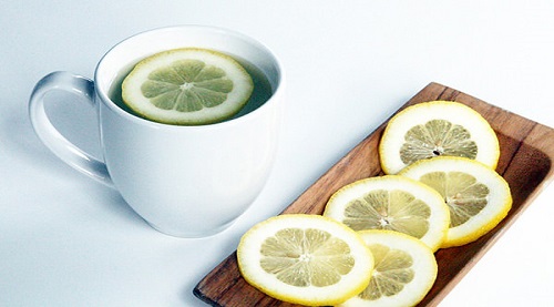 Cilt Bakımı Günlük olarak limonlu su tüketimi derinin canlanmasına yardımcı olur Limon antioksidanlarla yüklüdür ve yaşlanmayı önleyen özellikleri ile iyi bilinirler