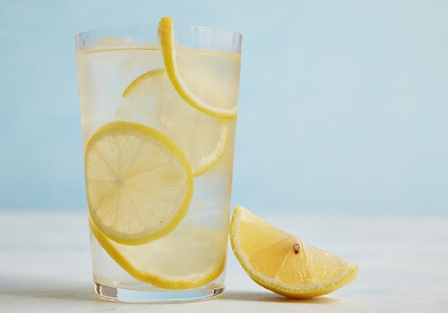 Sağlıklı karaciğer için faydalıdır Limonlu suyu içmek karaciğerde bulunan sindirim enzimlerini harekete geçirmede yardımcı olur Ayrıca kanın oksijen durumunu düzenlemede de yardımcı olur