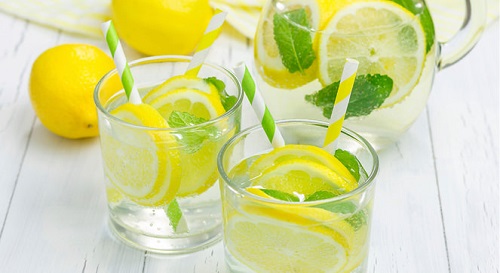 Sindirime Yardımcı Olur Limonlu suyun içerisindeki limon suyu sindirim için gerekli olan hidroklorik asit üretimini destekler Ayrıca asitlik derecesini ve gut hastalığı riskini azaltır Sindirim sorunlarından şik yetçi olan kişilerin düzenli olarak limonlu su tüketmesi tavsiye edilmektedir Ayrıca ishal ve benzeri sorunları önler Kadınlar da adet sancılarından kurtulmak için limonlu su tüketebilir