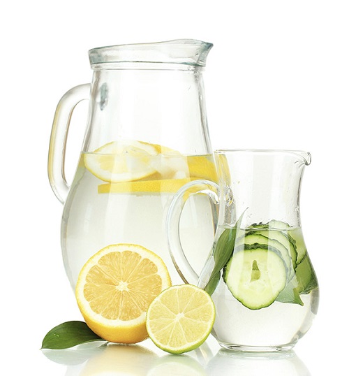 Kilo vermede yardımcı olur Her sabah balla birlikte ılık limonlu su içmek daha kolay bir biçimce ekstra kilo vermeye yardımcı olur Romatizma Yemeklerden önce ve yatma zamanında limonlu su içmek romatizmadan kurtulmaya yardımcı olur