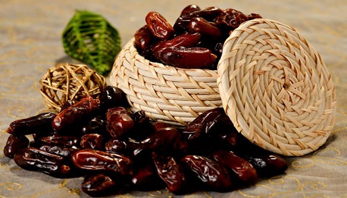 Hurma Macun kıvamına getirilmiş olan yarım kase hurma bir miktar süt ile karıştırılıp her gece uyumadan önce tüketildiğinde kabızlığa iyi gelmektedir Çünkü hurmanın içeriğindeki lif kabızlığın azaltılmasına yardımcı olmaktadır