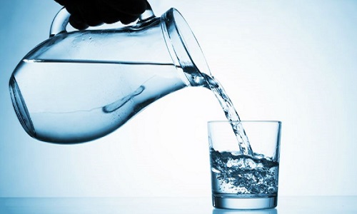 Su Vücudun temel bileşeni ve ihtiyacı olan su özellikle de sindirim gibi metabolik faaliyetlere yardımcı olmaktadır Günlük yeterli miktarda 6 8 su bardağı su içmek hem vücut için hem de bağırsak hareketlerinin hızlanması için gereklidir