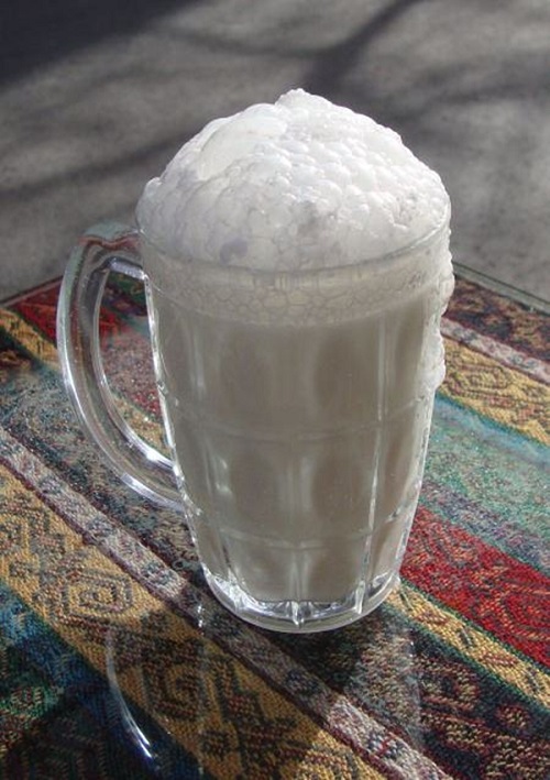 Ayran Bol bol ayran veya yoğurt tüketin Yoğurdu cildinize de uygulayabilirsiniz Vücudun hızlı soğumasına yardımcı olur