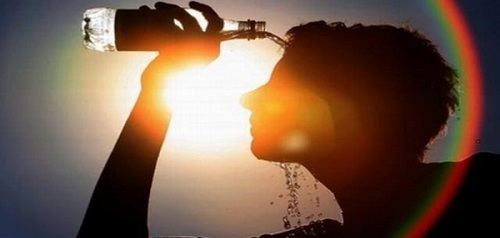 Başka bir şehir veya ülkeye gidildiğinde tatilde plajlarda güneş çarpmalarına sık rastlanır Bazı ilaçlar vücudun su kaybı yaşamasını tetikleyebilir Kan basıncı damar açıcı düzenleyen ilaçlar alıyorsanız güneş çarpmasına karşı dikkatli olmalısınız