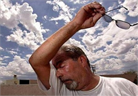 Yurt genelinde hava sıcaklıkları normalin üzerinde seyir ederken uzmanlardan da vatandaşlara uyarılar art arda geldi Özellikle öğle saatlerinde dışarıya çıkılmamasını belirten uzmanlar