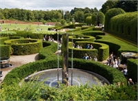 Günümüzde farklı ölümcül düzeylere sahip 100 den fazla bitki Zehir Bahçesi nde sergilenmekte Ciddi ölüm riskinden dolayı da bahçeye sadece rehberler eşliğinde girebiliyorsunuz